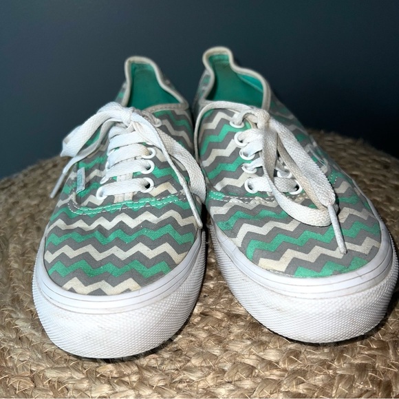 Vans Low Lace up Skateboard Shoes - Picture 3 of 7